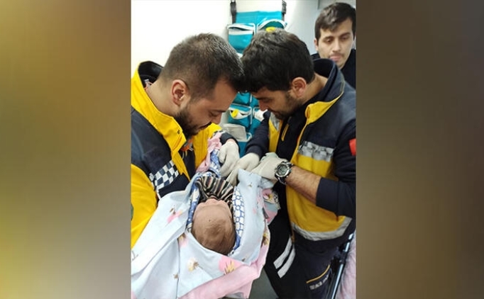 Annesinin emzirerek hayatta tuttuu bebek, 62 saat sonra enkazdan karld