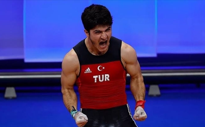 Milli halterci Muhammed Furkan �zbek'ten iki madalya birden
