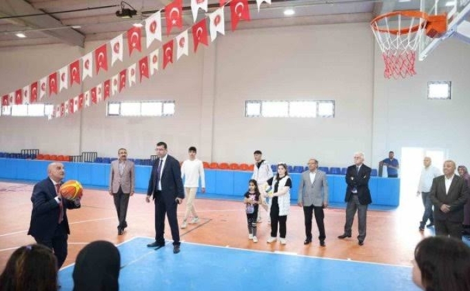 Naim S�leymano�lu Kapal� Spor Salonu hizmete a��ld�