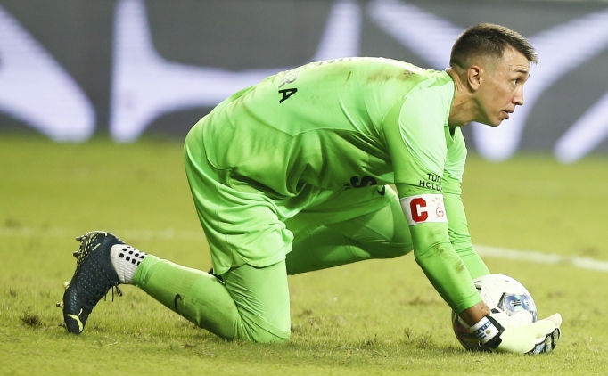 Okan Buruk'tan Fernando Muslera'ya zel grev!