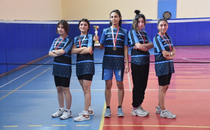 Kars'�n badmintoncu k�zlar� ba�ar�y� hedefliyor!