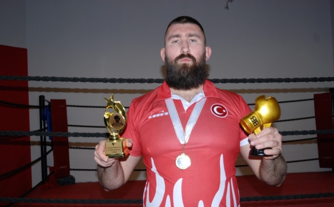 Kick boks�u Muhammed Dursun, alt�n eldivenini ba���l�yor