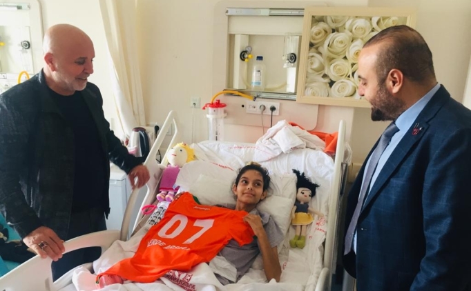 Hasan Çavuşoğlu'ndan depremzede Verde Arslan'a ziyaret