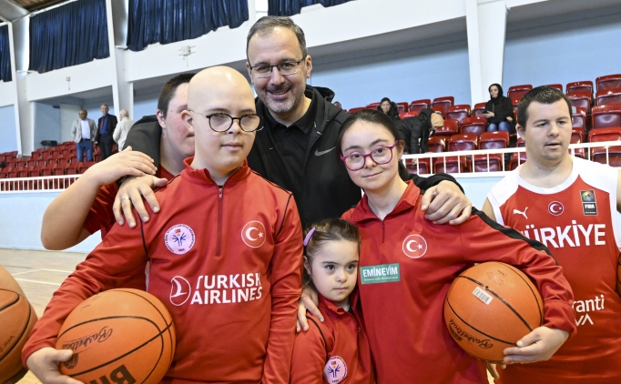 Bakan Kasapolu, milli sporcularla basketbol oynad