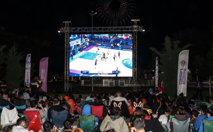 Mersin'de Euroleague finali dev ekranda izlendi