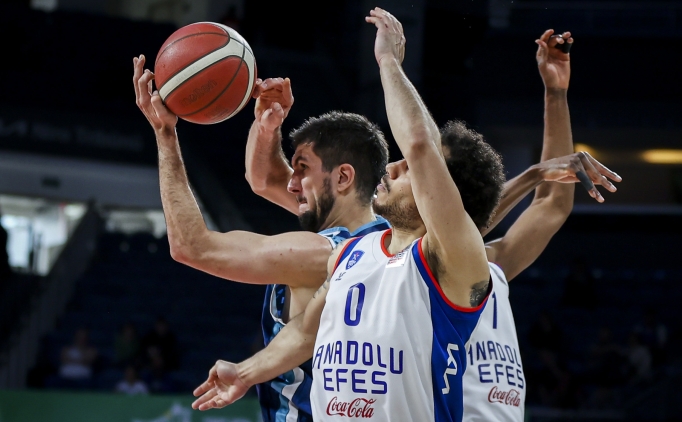 Anadolu Efes Evinde Lideri Devirdi!