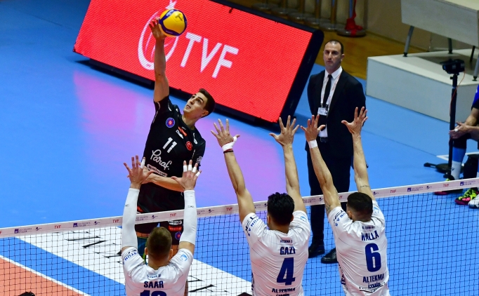 Halkbank'ta yol ayrm: Yiit Glmezolu takmdan ayrlyor