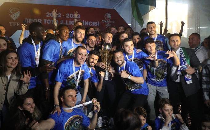 S�per Lig'e y�kselen �aykur Rizespor kupas�n� ald�