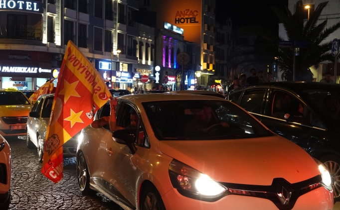 Badat Caddesi'nde Galatasaray taraftarlarnn aralarna saldr  