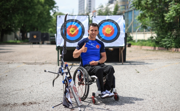 Gazi Sad�k Sava� T�rk bayra��n� ok�ulukta temsil ediyor