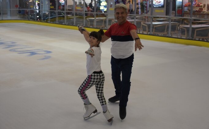 Donmu� havuzda ba�lad��� buz pateninde y�llard�r sporcu ve antren�r yeti�tiriyor