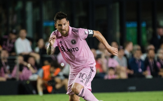 Messi'den tak�m arkada�lar�na kulakl�k hediyesi