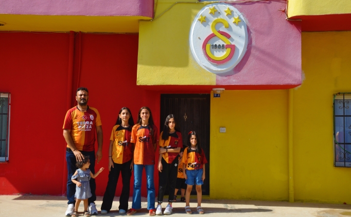 Galatasarayl� fanatik taraftar �ocuklar�na G.Saray sevdas� a��l�yor