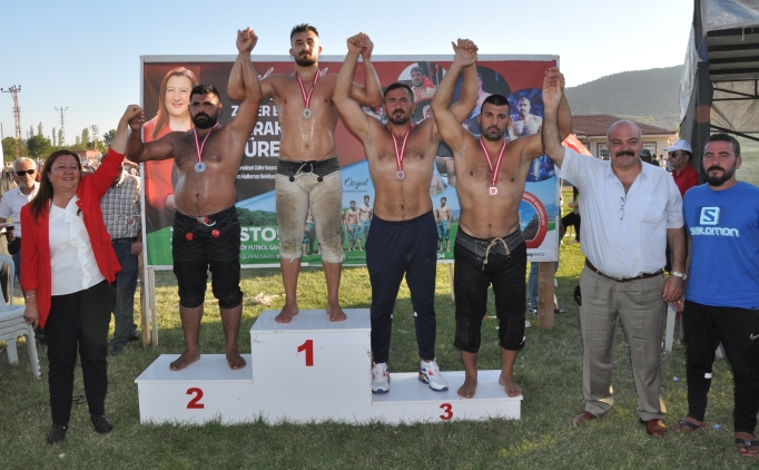 Karakucak g�re�lerinde ba�pehlivan Erhan Yaylac� oldu