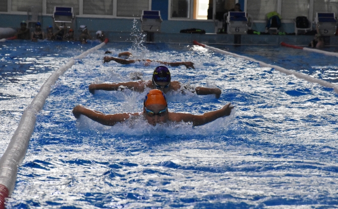 Gen� y�z�c�ler, yaz boyunca kula� att�