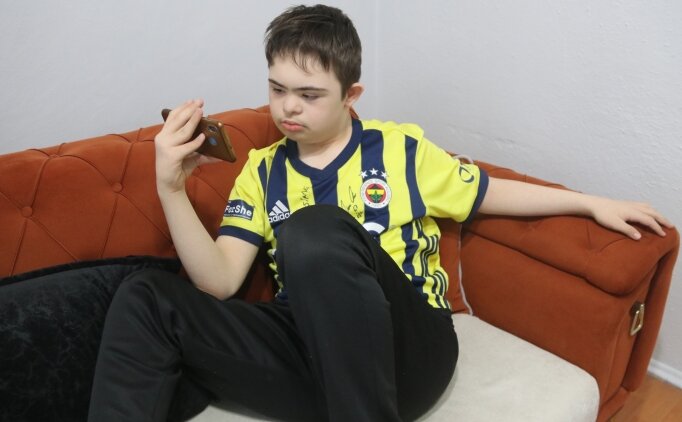 aa-20230917-32175297-32175293-fenerbahceli-futbolculardan-amasyada-yasayan-dow-sendromlu-efeye-jest.jpg
