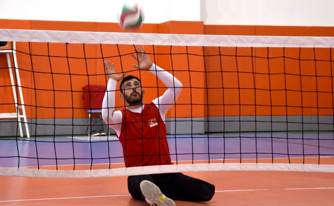 Oturarak voleybolda hedef altn madalya