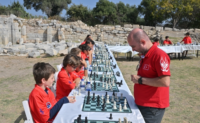 Teos Antik Kenti'nde satran� bulu�mas�