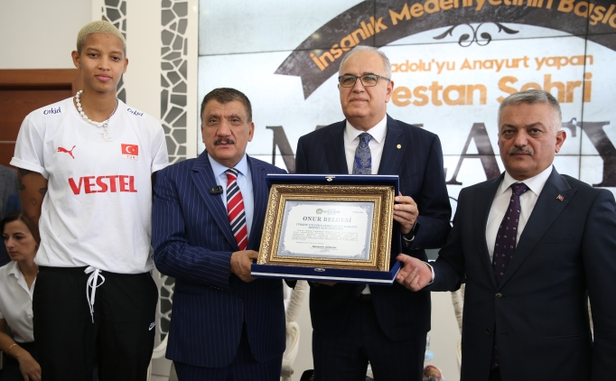 Melissa Vargas'a Malatya'da onur belgesi verildi