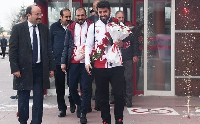 D�nya ikincisi kick boks�uya co�kulu kar��lama