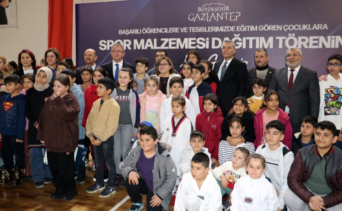 Gaziantep B�y�k�ehir Belediyesi 2 bin 400 sporcuya malzeme seti da��tt�