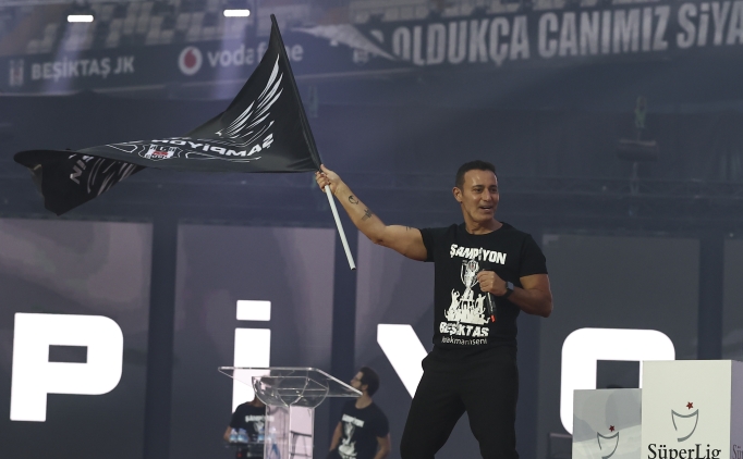 Mustafa Sandal'dan Burak Yılmaz'a: 'Büyü de gel çocuk!'