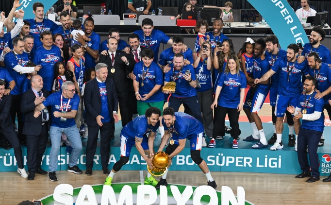 Erkekler basketbolda en fazla ampiyon olan Anadolu Efes, normal sezonda da zirvede