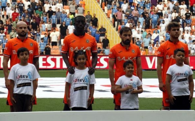 Adana Demirspor ve Baakehir futbolcular sahaya lsemili ocuklarla kt