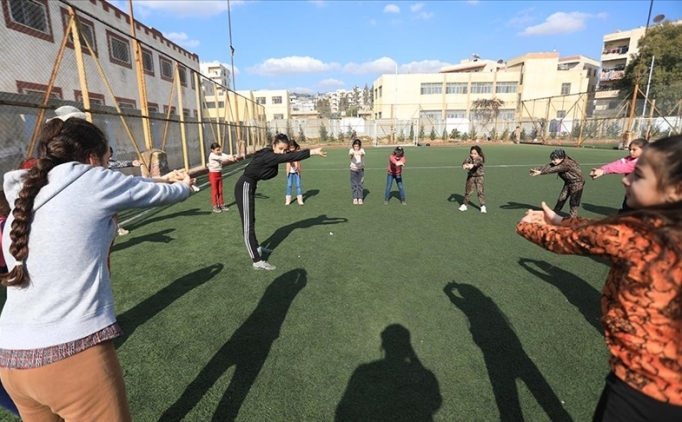 Afrinli kadn antrenr kz ocuklarndan futbol takm kurdu