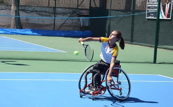 Paralimpik tenis�i Zeliha Aksak zirvenin sahibi oldu