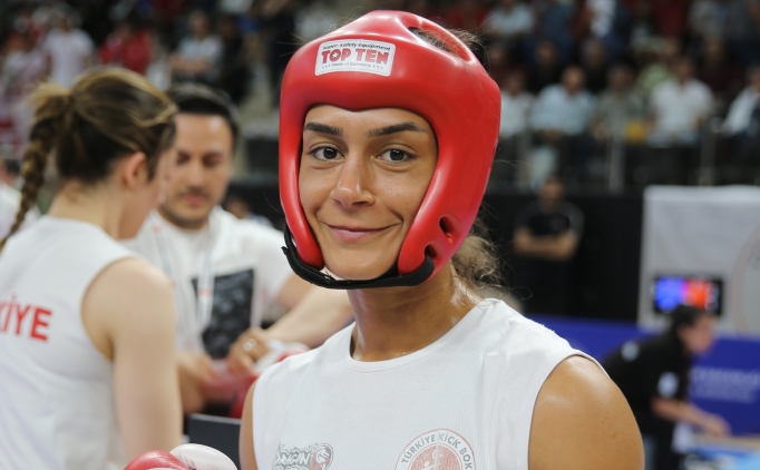 Hem�ire Duygu kick boks kariyerini yenilgisiz s�rd�r�yor