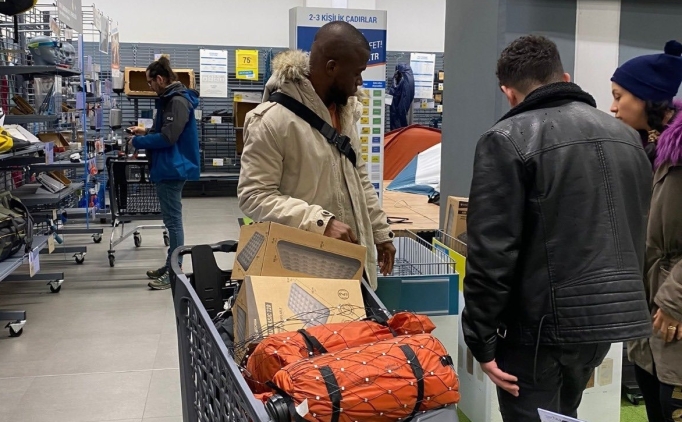 Enner Valencia, depremzedeler iin alveri yapt