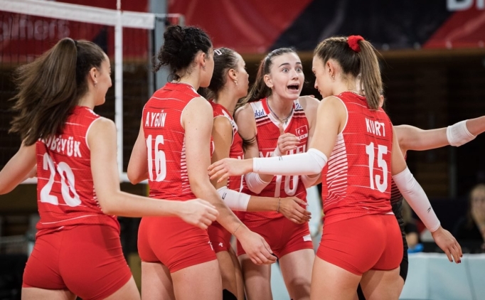 22 Ya� Alt� Milli Voleybol Tak�m�, set vermeden �talya'y� devirdi