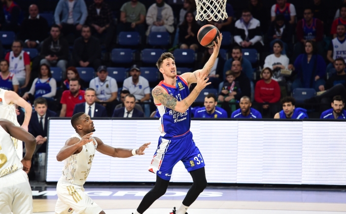 Anadolu Efes, sahasında kazandı