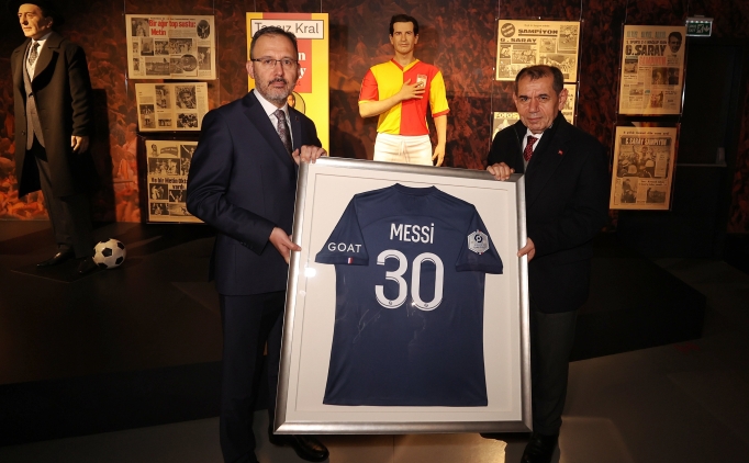 Bakan Kasapo�lu, Messi'nin imzal� formas�n� ba���lad�!