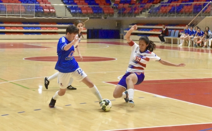 Karab�k'te Futsal Okul Sporlar� m�sabakalar� ba�lad�