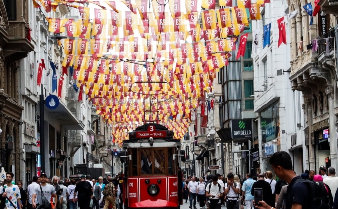 �stiklal Caddesi'ndeki Galatasaray bayraklar�n�n s�rr� ortaya ��kt�