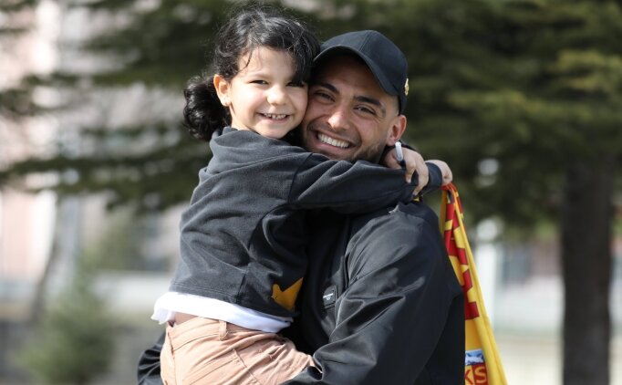 Kayserisporlu futbolcular, depremzede �ocuklar� ziyaret etti