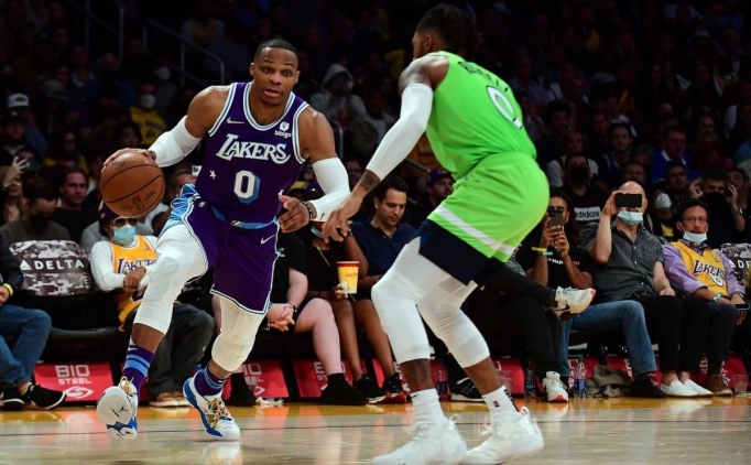 Lakers Russ' takaslad, D'Angelo Russell' ald!