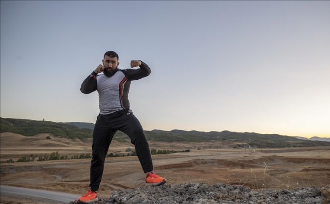 Profesyonel kick boks�u �ampiyonluk i�in Munzur Da�lar�'nda g�� depoluyor