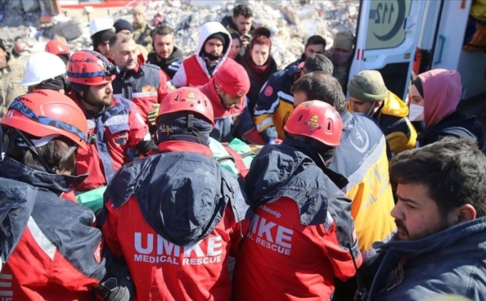 Malatya'da enkaz altnda kalan yal adam 80 saat sonra kurtarld