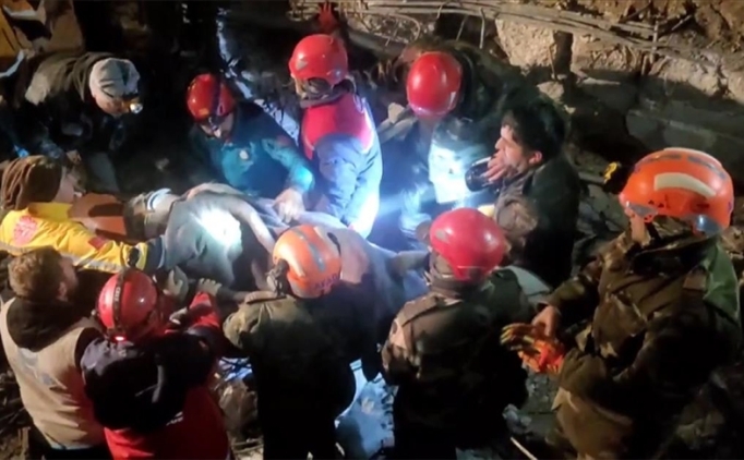 Depremden 45 saat sonra 1 kii enkazdan kurtarld