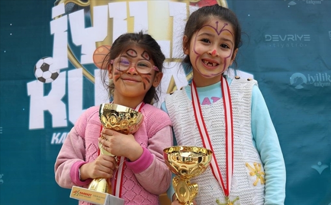 Depremzede �ocuklar '�yilik Kupas�' ile yaralar�n� sar�yor