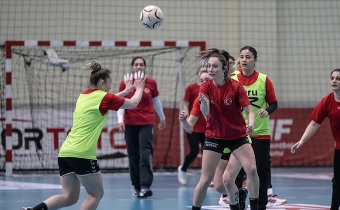 A Milli Kad�n Hentbol Tak�m� galibiyet istiyor