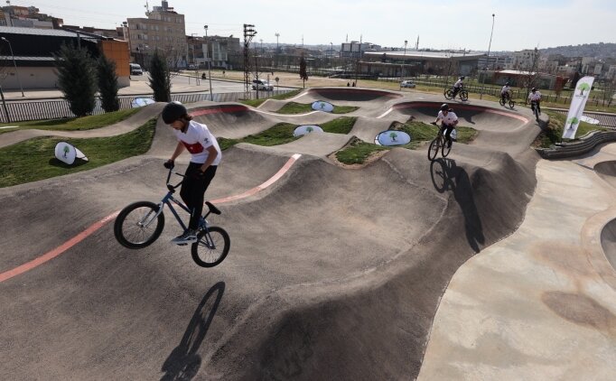 Gaziantep'teki 'pump track' park� gen�lere bisikleti sevdiriyor