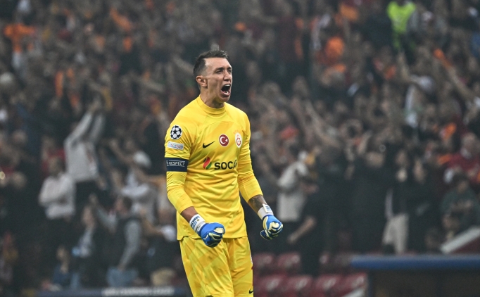 Fernando Muslera, masaya oturuyor!