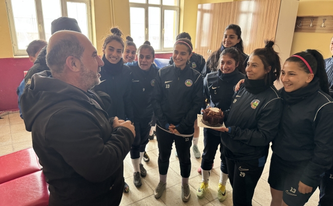 Kad�n futbolculardan tak�m otob�s� �of�r�ne s�rpriz