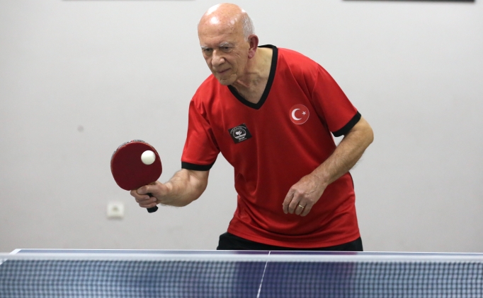 72 ya��ndaki masa tenis�i, turnuvalarda raket sall�yor