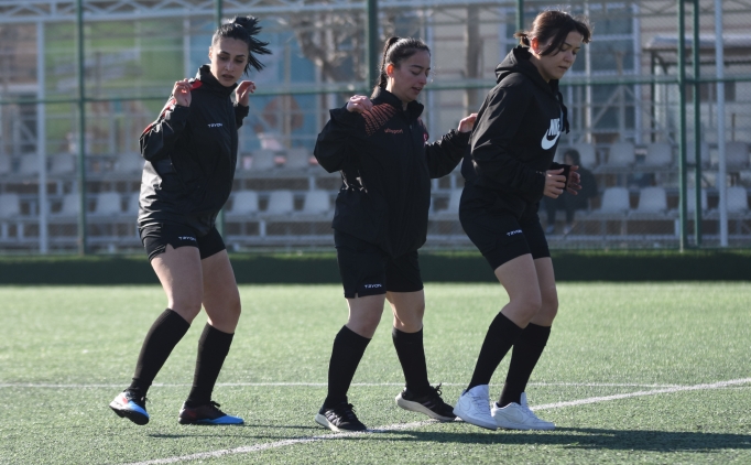 Karaman'daki kad�n futbol hakemlerinin hedefi S�per Lig'de g�rev almak