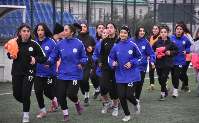 st ligleri hedefleyen Vanl kz futbolcular, milli takm hayali kuruyor